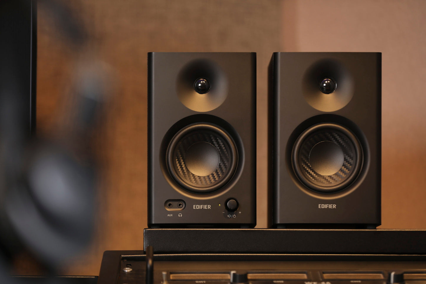 Edifier MR4 Studio Monitor - Smooth Frequency, 1' Silk Dome Tweeter, 4' Diaphra image 3